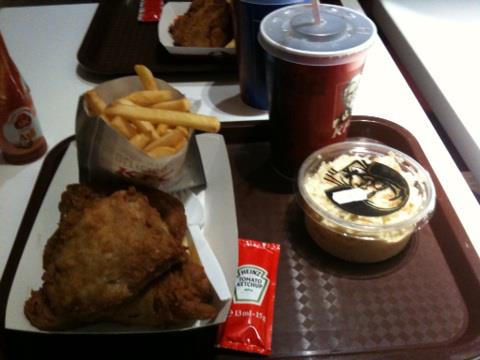 KFC ini dibandrol dengan harga 120rebu, minta nambah saos aja ada extra charge nya 5000, jadi harus dinikmati!